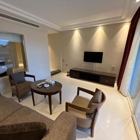 Hotel Grand Ocean El Sokhna Ain Soukhna Exteriér fotografie A living room in a suite at the Ritz-Carlton, DIFC, Dubai
