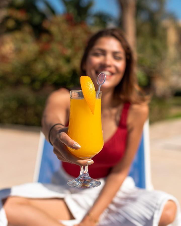 Hotel Grand Ocean El Sokhna Ain Soukhna Exteriér fotografie A woman holding a mango lassi