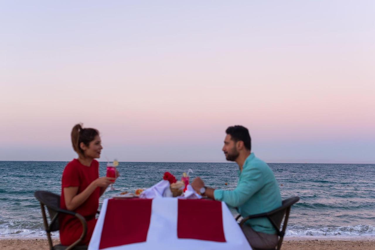 Hotel Grand Ocean El Sokhna Ain Soukhna Exteriér fotografie A couple dining on the beach