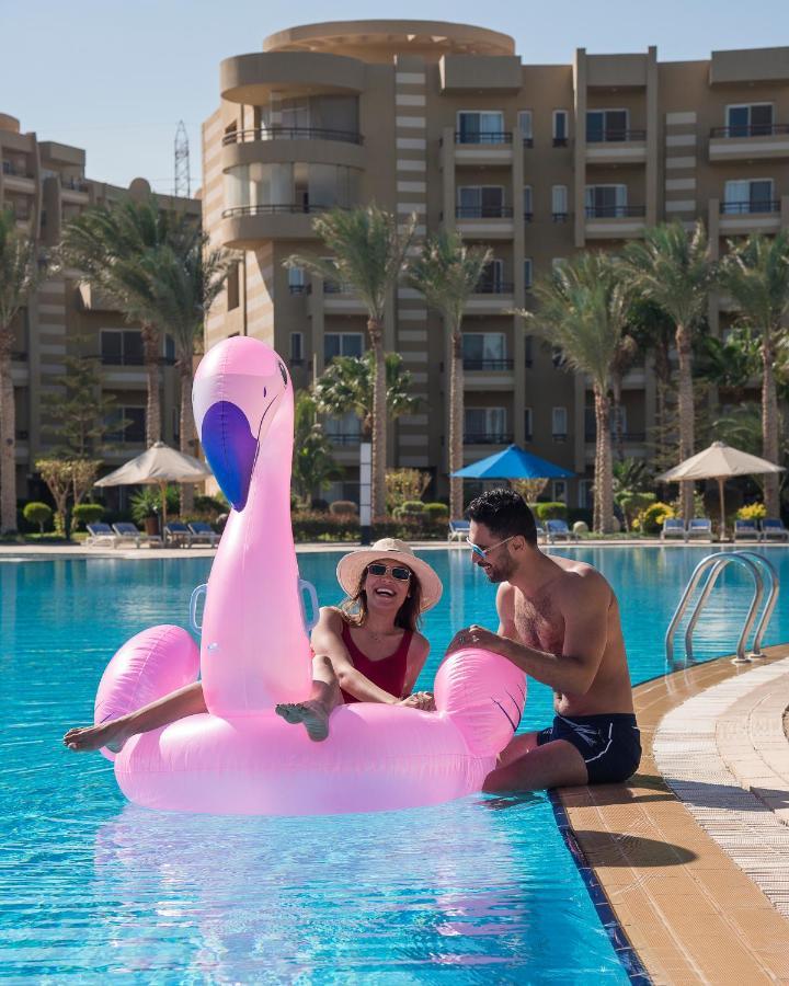 Hotel Grand Ocean El Sokhna Ain Soukhna Exteriér fotografie A couple on a pink flamingo float