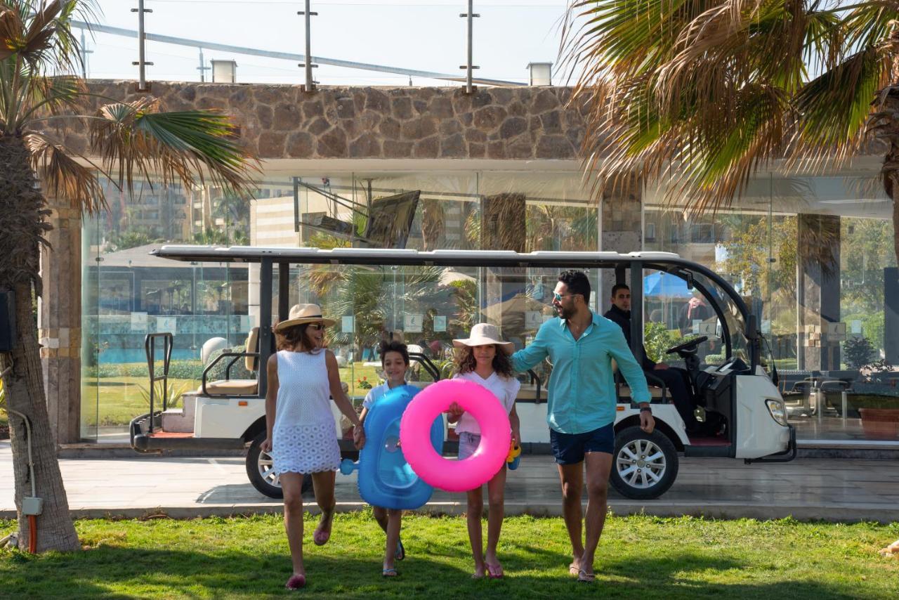 Hotel Grand Ocean El Sokhna Ain Soukhna Exteriér fotografie Family at the beach