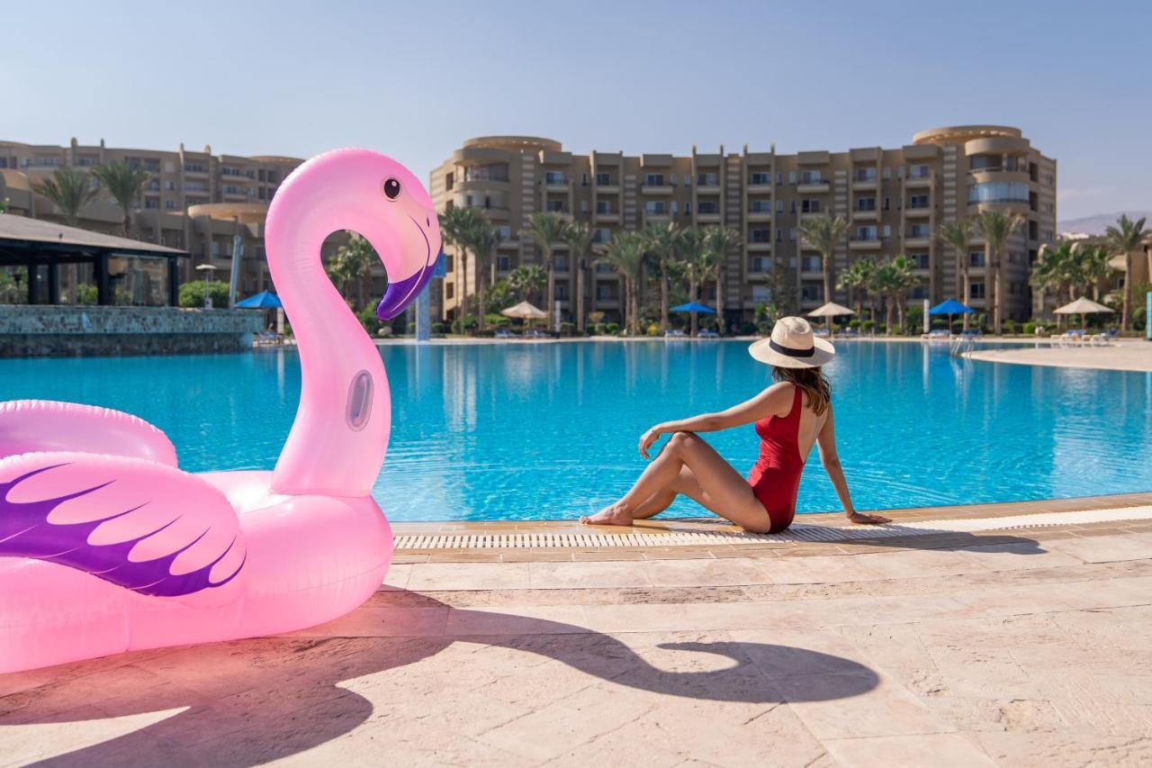 Hotel Grand Ocean El Sokhna Ain Soukhna Exteriér fotografie A woman sunbathing at a pool
