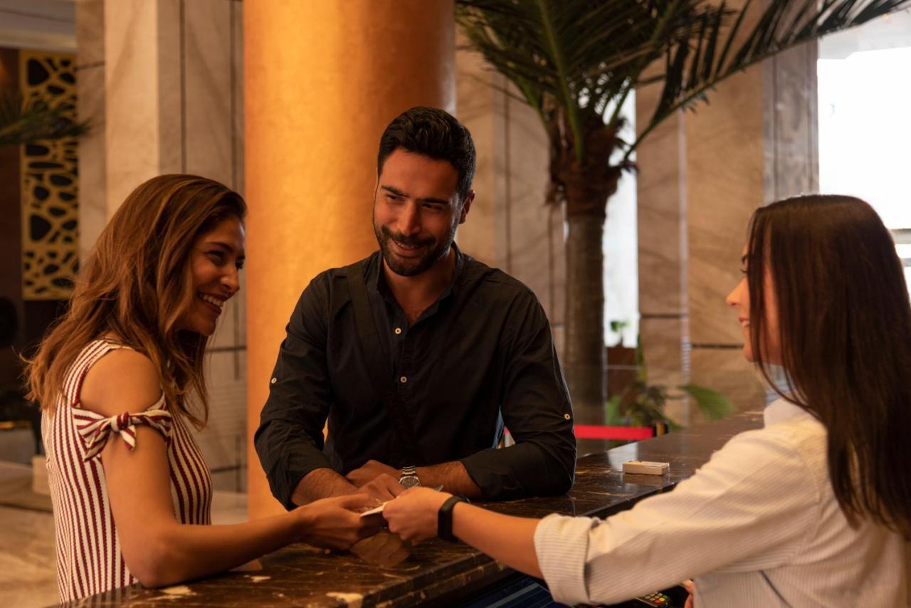 Hotel Grand Ocean El Sokhna Ain Soukhna Exteriér fotografie A hotel manager greeting guests