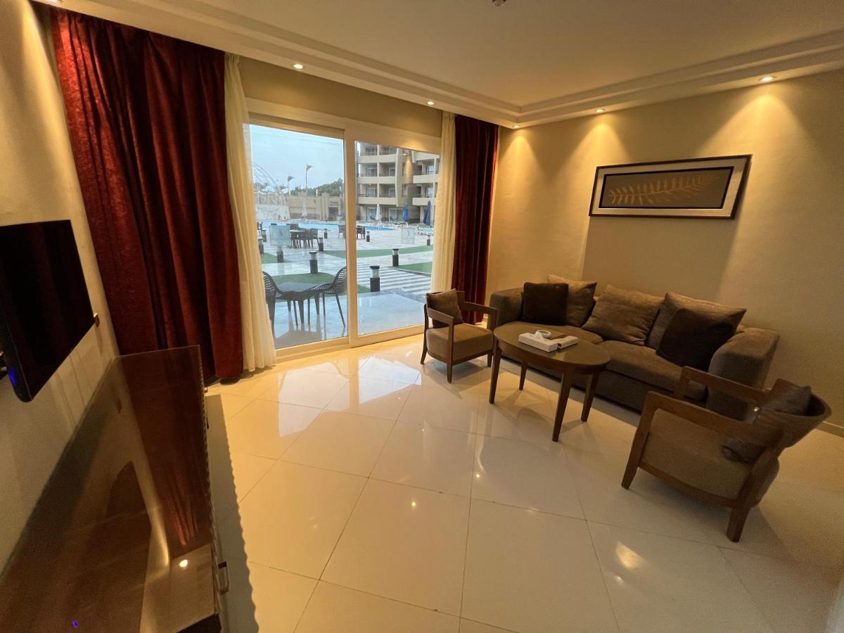 Hotel Grand Ocean El Sokhna Ain Soukhna Exteriér fotografie A living room in a hotel suite