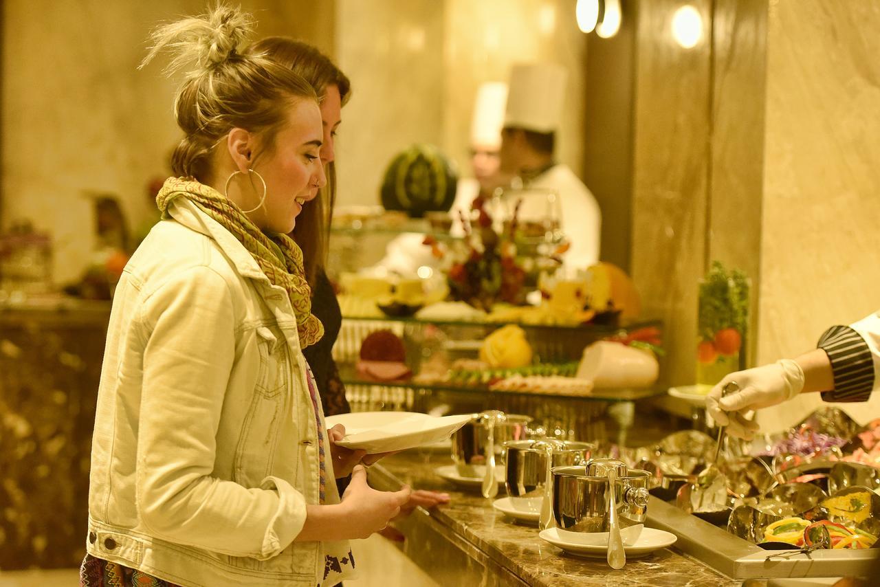 Hotel Grand Ocean El Sokhna Ain Soukhna Exteriér fotografie A woman selecting food from a buffet