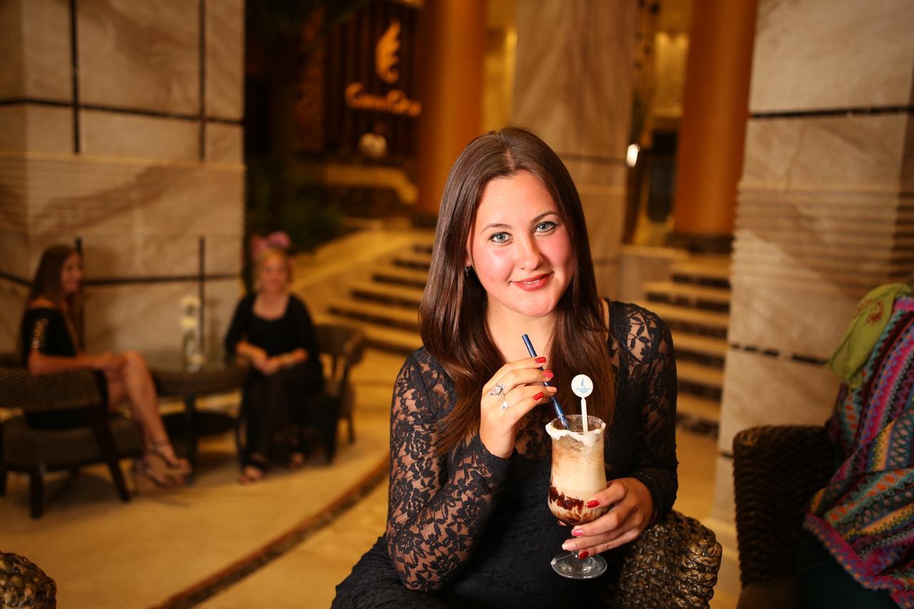 Hotel Grand Ocean El Sokhna Ain Soukhna Exteriér fotografie A woman drinking a coffee cocktail