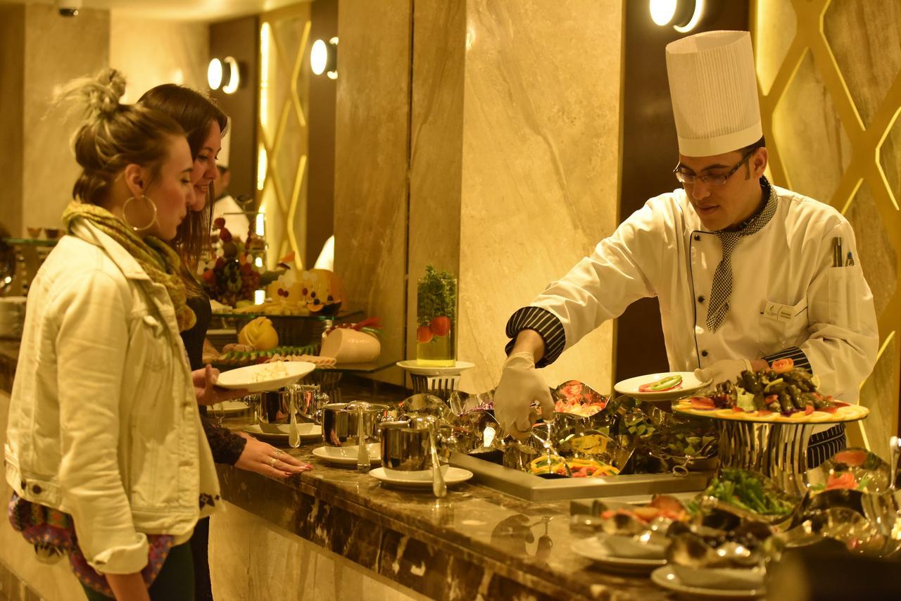 Hotel Grand Ocean El Sokhna Ain Soukhna Exteriér fotografie A chef at work